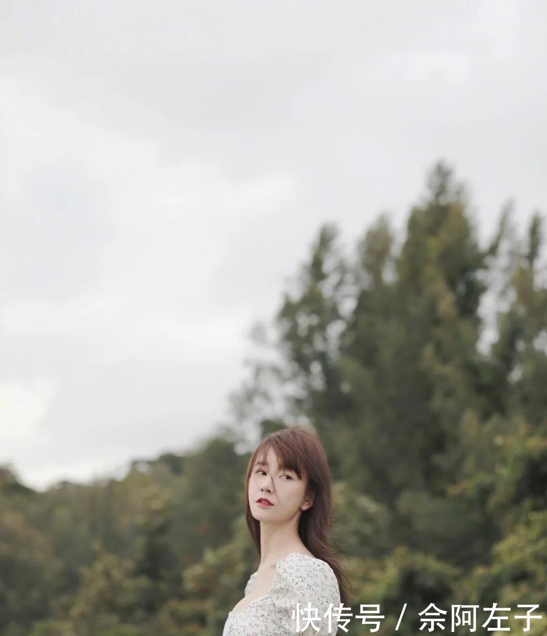  黑色衬衫|张檬小五十指相扣现身机场，大方秀恩爱，高调撒狗粮！配的一脸