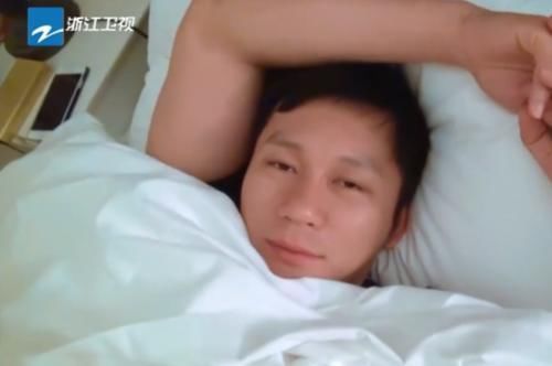 带妆|有种“整容”叫成员刚起床,baby鹿晗真实,看到宋雨琦带妆睡