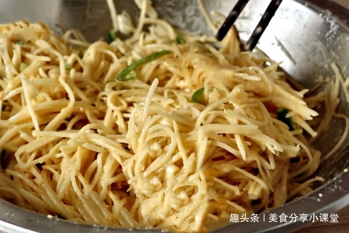 家人|夏天,土豆别再炒着吃了,试试此做法,暄软劲道,家人爱吃