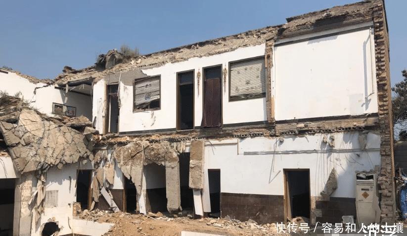 饭店|坍塌饭店寿宴老人下跪道歉:本不想办80大寿,死者家属有理由怪他吗?