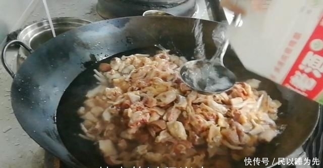 下入锅中|淮扬菜大厨改良员工餐将香菇烧鸡这么做,鲜香微辣,开胃下饭