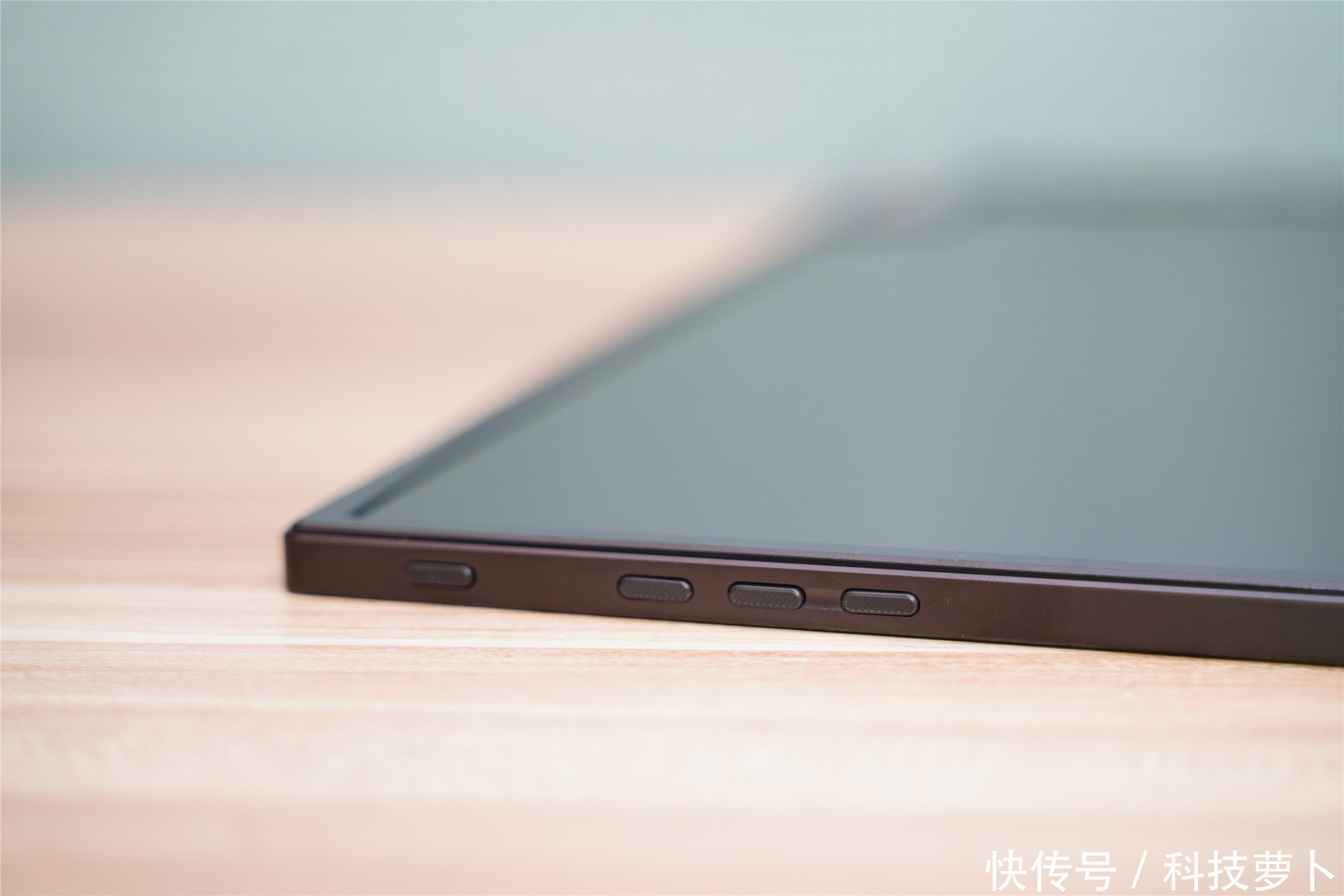 全球|全球首款240Hz+3ms电竞便携显示器,ROG XG17AHP评测