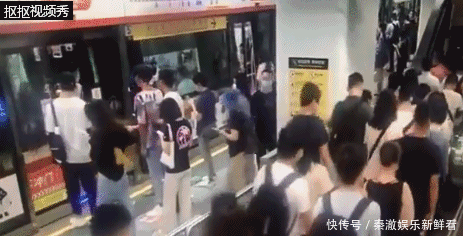 当场|“你是不是觉得我好欺负?!”女子地铁站里大吼,男子当场讨饶