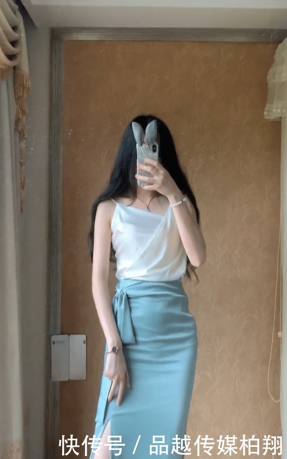  丝质|美女一身丝质搭配真有女人味，颜值呢？