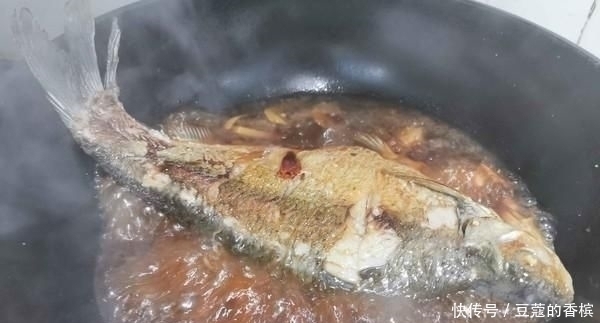  米饭|鱼刺卡在喉咙里，别再喝醋吞米饭了，教你1招，让鱼刺自己跑出来