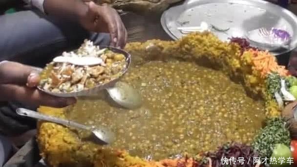 胃口|男子在街头卖小吃,一眼看过去就让人没胃口,却围满了人