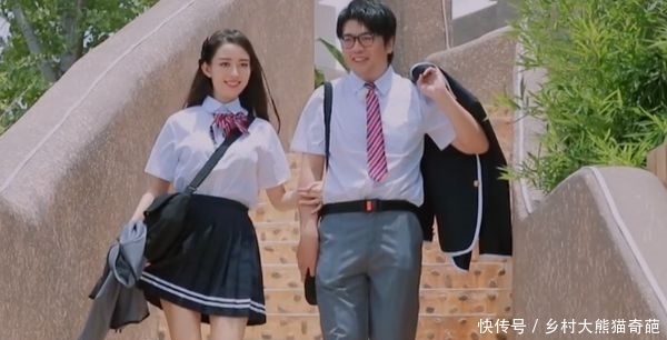 吉娜|同样是穿校服,蔡少芬年轻10岁,吉娜宛如少女,只有她最真实