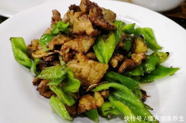 指导|黄磊远程指导何炅做辣椒炒肉,跟我平时做的方法不一样,看着都香
