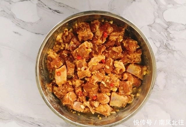 饺子都|蒸排骨的时候加上一块腐乳,蒸好的排骨颜色明亮,色泽诱人