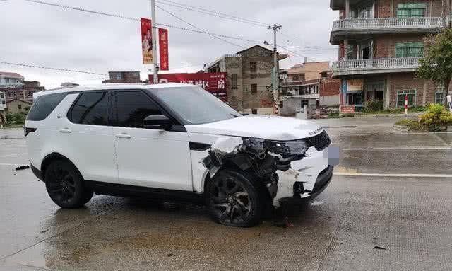  区别|路虎揽胜与小货车冤家路窄，车损区别十分大，不相信自身的双眼