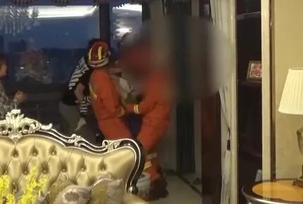  亲妈|亲妈抱着5岁儿子要跳楼获救后男孩崩溃大哭，这时消防员撒了个谎