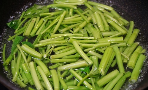 流失|空心菜直接炒就错了，发黑不脆，多加一步，营养不流失，翠绿爽脆