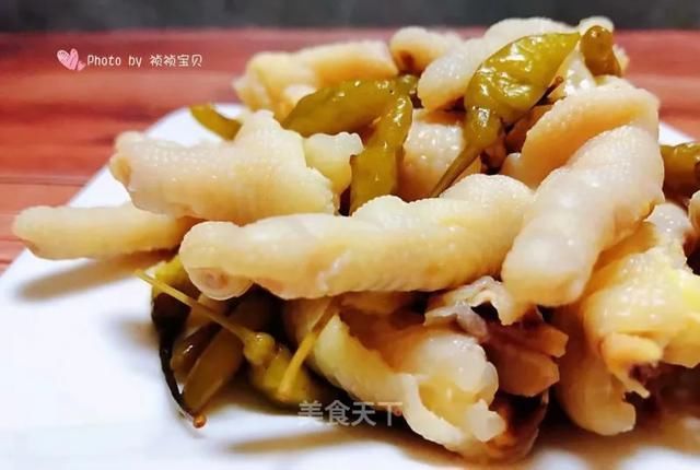  切成|这样做鸡爪真的太好吃了，越吃越上头！你们一定要试试看！