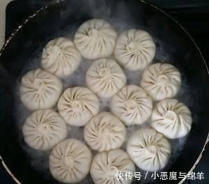 简单|两分钟学会生煎包的做法,简单易学,皮软底脆,咸香多汁