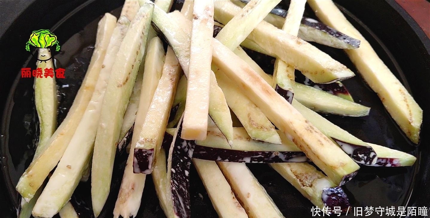 吸油|今天才知道,炒茄子不能先放油,一个小技巧,好吃不吸油,吃不腻