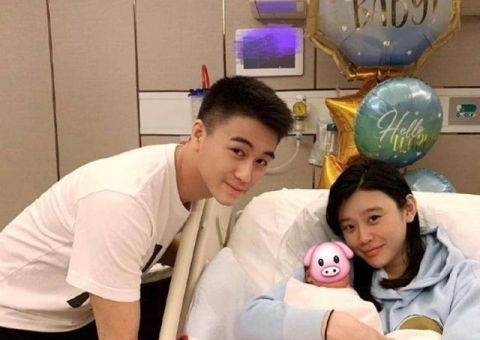  一目了然|生下长孙的奚梦瑶地位如何？看到她在发布会的站位，一目了然