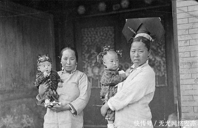 吃饭|一组照片看晚清:图三是蹲在门口吃饭的百姓,图四是带孩子的奶妈