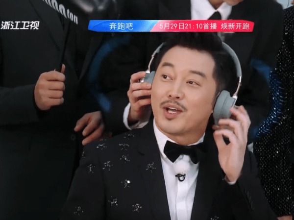 奔跑|《奔跑吧》最豪横的嘉宾,散步被棍子抽打,一边走一边喊叫!
