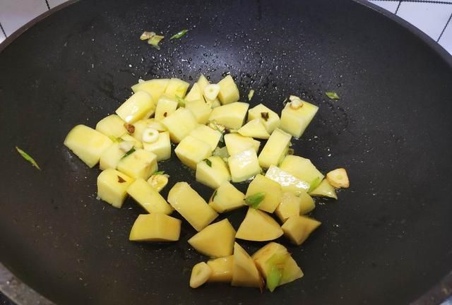 少许|这菜维C含量高,烹饪后损失小,红烧起来太香了,比肉更健康