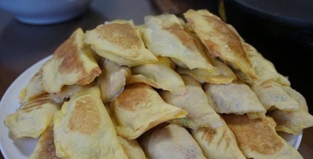 迷上|春天迷上此菜,砂锅一焖,汤汁鲜美又解馋,有蛋有菜营养很均衡