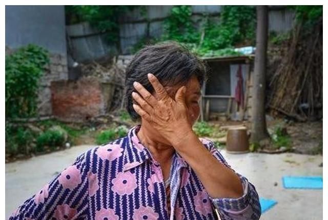  孩子溺水|一盆卫生间里的水，夺走孙子的命，奶奶“节约”导致全家心痛