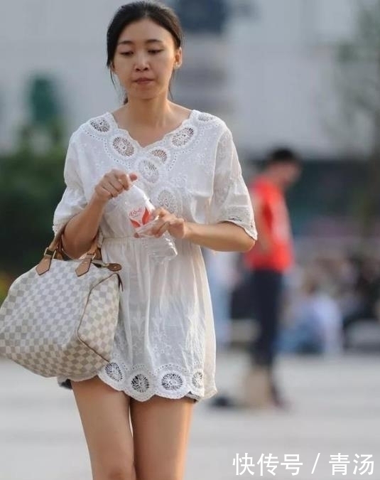  身材|街拍：小姐姐的身材曲线真好，长相也十分的迷人，很吸睛