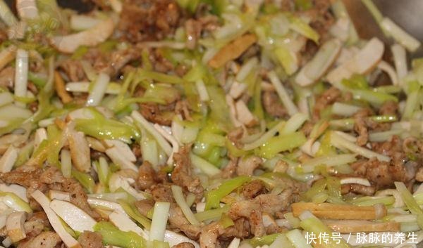 般配|鸡肉和它最般配，炒一炒就上桌，爽滑鲜嫩营养高，连汤汁都不剩