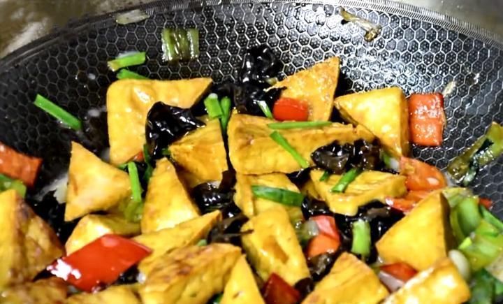 豆腐|红烧豆腐最简单的家常做法，鲜嫩多汁又入味，我家1周吃4次