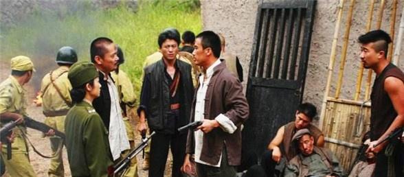 路上|他辞官回家的路上遇到强盗,打开他的行李后,强盗却跪送