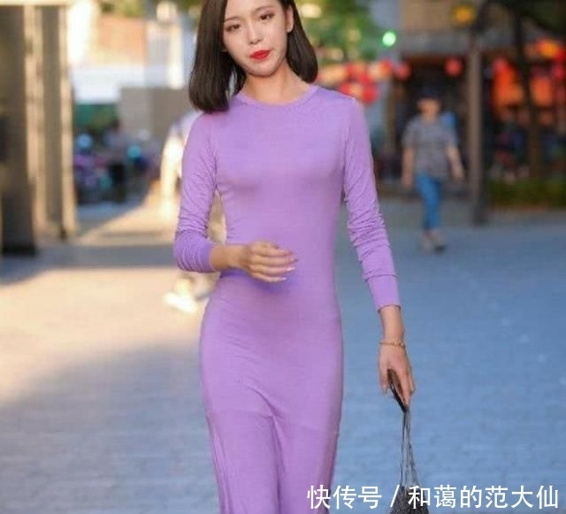 不必|时尚街拍:长袖连衣裙确实不必太性感迷人,看见气场都不一样