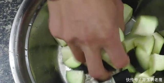 味道|1个西红柿,1个茄子,简单一做,味道好极了,保准天天吃不够