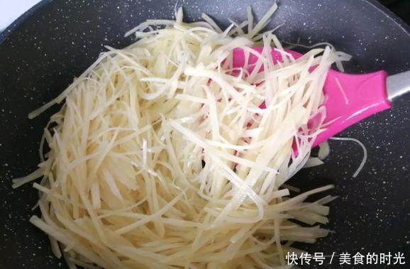  清洗干净|教你做简单的香肠土豆丝，荤素都有还下饭，好吃又实惠