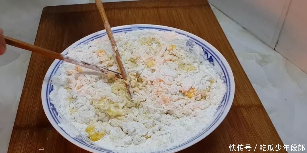 零食|5个鸡蛋,1斤面粉,锅里一炒,做出创意小零食,比蛋糕好吃十倍