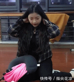 汉堡|搞笑GIF:精致女孩是这样吃汉堡的?