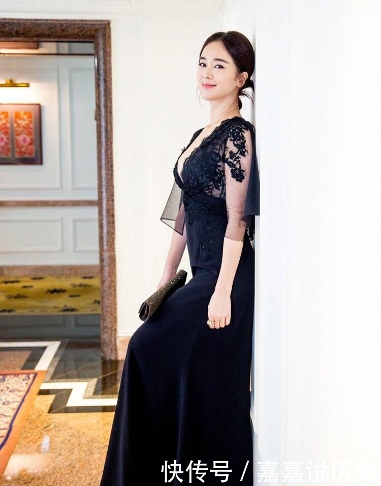 十足|左晓卿很有“阔太太”气质范,穿黑色连衣裙优雅大气,贵气十足