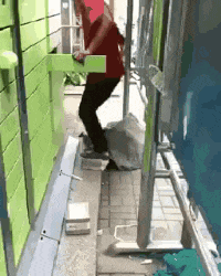 搞笑|搞笑GIF：聚会都让手机搞成什么样了，好心疼大姐