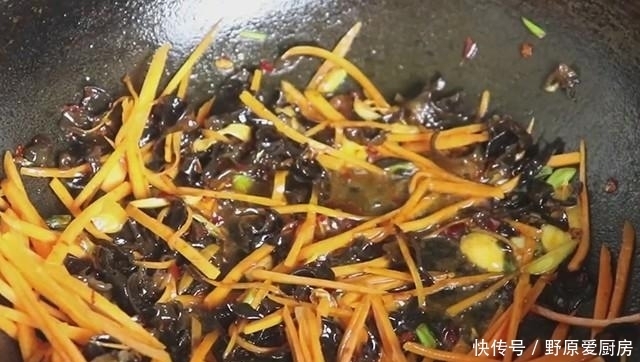  比肉|胡萝卜和它是绝配，这么做比肉都香，好吃又营养，很下饭