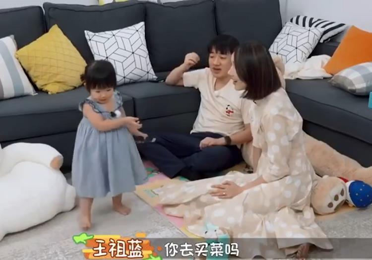 幽默|王祖蓝女儿太可爱了,说买菜口音跑调,这是要继承了爸爸的幽默?
