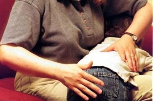 妈妈|地铁上,男孩躺在地上一动不动,看到孩子的手,乘客立马报警