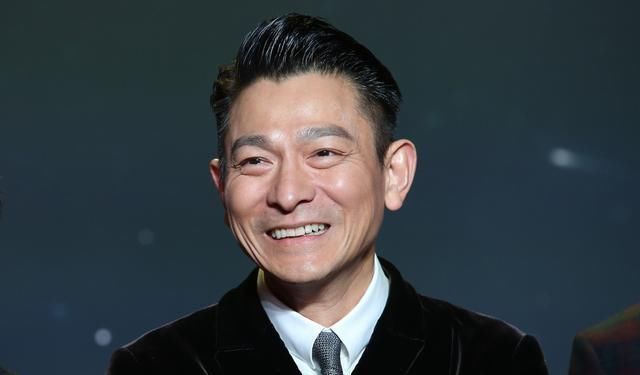 空姐|《中国机长》热映:那个刁难空姐的男乘客,请收起你的优越感