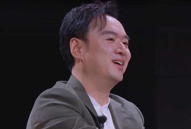 王智|王霏霏劈叉动作撞车王智,王智都看懵了,这个临场反应彰显情商