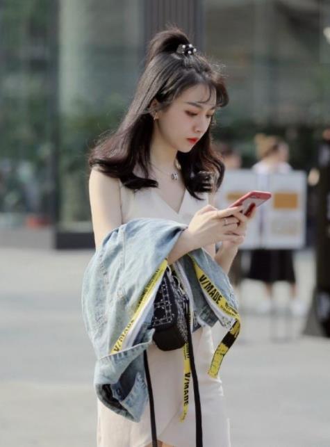 小姐姐|街拍:风姿绰约的白色装美女,身材高挑轮廓好,彰显十足女性魅力