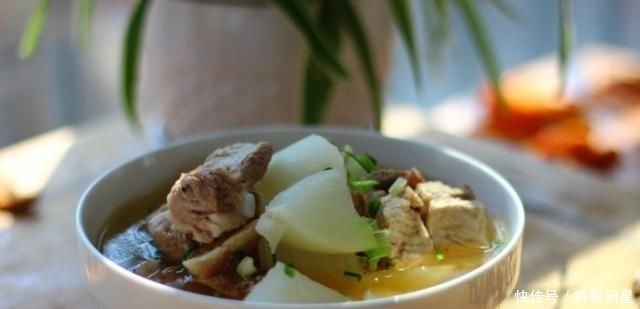  家人|寒冷天炖一锅排骨萝卜汤，做法简单，味道鲜美，家人喝了开胃顺气