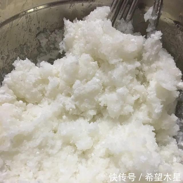 做法|最简单的月饼做法,一蒸一揉就搞定,口感带点爽脆又带点软糯