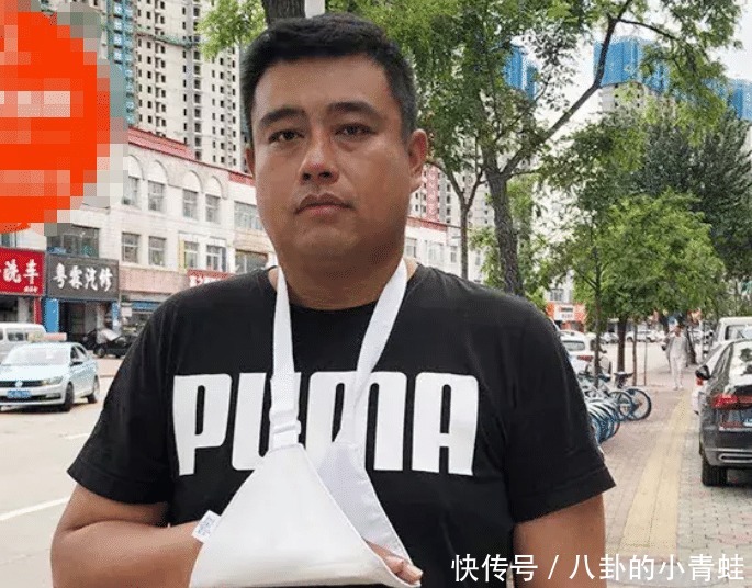 车内|高温下，2岁男童被父母锁在车内奄奄一息，陌生小伙一拳救一命，自己却鲜血淋漓