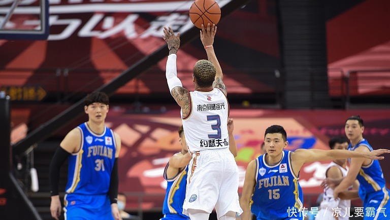  疯狂|CBA脸都丢尽了！超级外援果然不是好用的，美国媒体疯狂吹捧