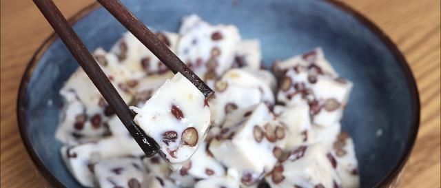 牛奶|牛奶别直接喝了,加红豆这样做,益气补血又解暑,一口一个超舒服