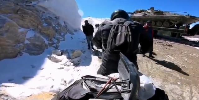 拖拉机|印军摩托车突然翻车,印军士兵摔下道路:遭高速冲来拖拉机撞死