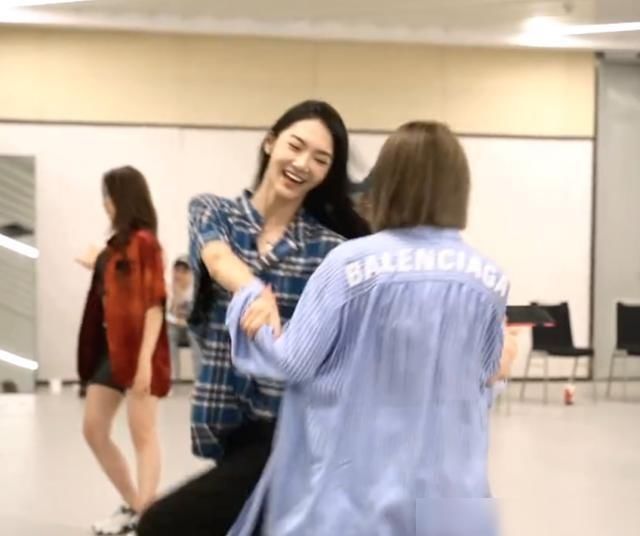  探班|乃万探班“青你二团”比拼臂力，不怪被称“老公团”金子涵厉害了