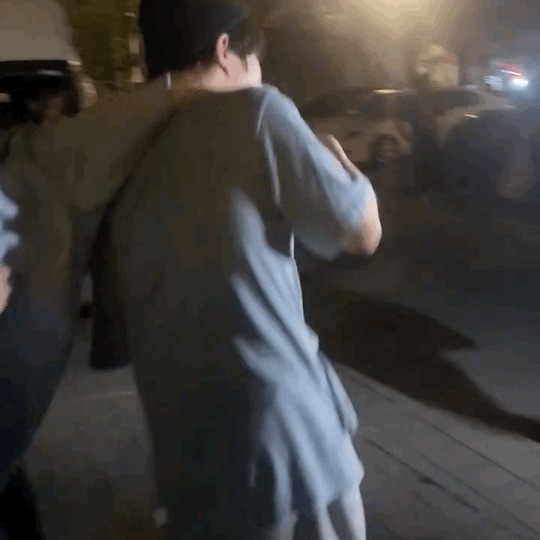 蛇形|明日之子庆功宴选手喝倒一大片,哈拉木吉蛇形走位,鞠翼铭被扛起